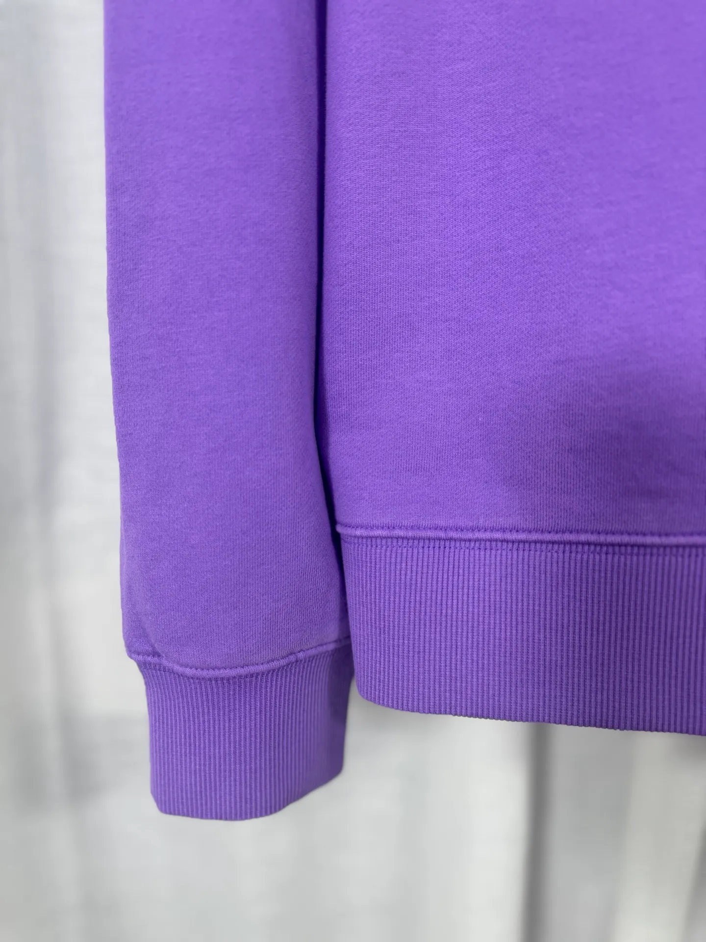 P280 top version, real shot without P, ​​different from market currency) 𝗖𝗵𝗿𝗼𝗺𝗲 𝗛𝗲𝗮𝗿𝘁𝘀/Croxin 2025 Autumn and Winter New Original Single Counter American 3D Rivets and Drill Couple Casual Sweater 👑The highest version! Customized fabric 430g tripe terry fabric! American-style pickled and distressed original fabric, laser-burned flowers, rivets and diamonds, exquisite embroidery of letters! The best-selling model in the counter, very comfortable to wear. Accessories: original molded and authenticated collar label➕100% silk wash label. Genuine purchase-grade original hangtag➕matching hanging rope➕3D hanging beads➕original packaging bag. Craftsmanship: The original version has consistent wiring! The highest version of the armhole matching technique! Color: Pink Black Green Purple Size: S M L XL Style Number: 25-363